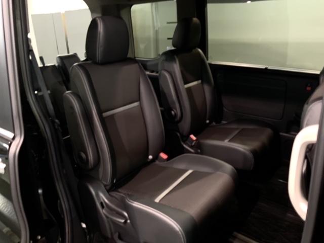 ２列目セパレートシートです。　左右シートが離れているので開放感が高まります。　前席から後席へ移動ができるウォークスルーがとても便利です。