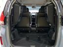 ３列目シートを跳ね上げればラゲッジスペースを更に広く使えます。