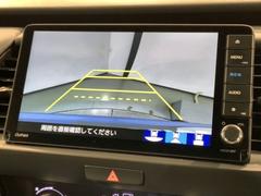 リバースギアに入れるだけで後方の表示へ切り替わります。夜間や雨の日の駐車も楽になりますよ。 6