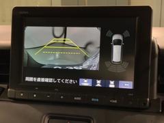 リバースギアに入れるだけで後方の表示へ切り替わります。夜間や雨の日の駐車も楽になりますよ。 6