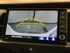 リバースギアに入れるだけで後方の表示へ切り替わります。夜間や雨の日の駐車も楽になりますよ。 6