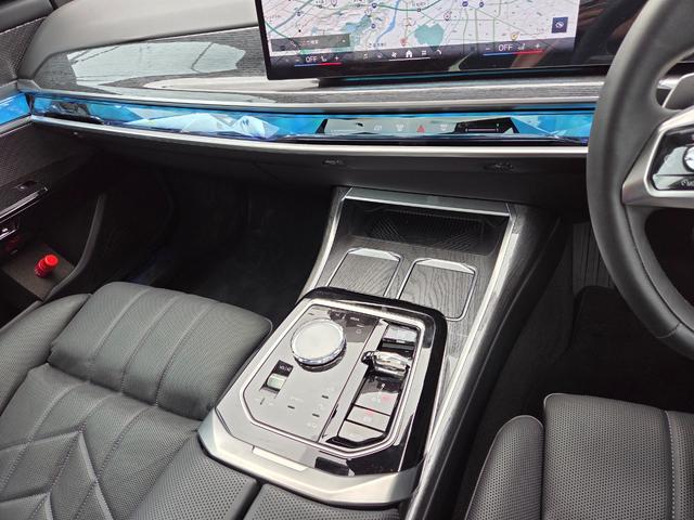 7シリーズ 740d xDrive エクセレンス 740d xDrive エクセレンス オートマチックドア マッサージシート シートベンチレーション パワーシート 置くだけ充電 サンルーフ 360度カメラ パドルシフト アップルカープレイ(9枚目)