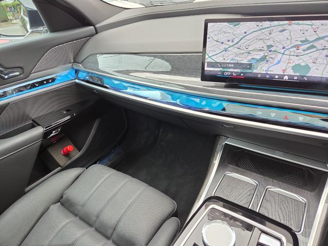 7シリーズ 740d xDrive エクセレンス 740d xDrive エクセレンス オートマチックドア マッサージシート シートベンチレーション パワーシート 置くだけ充電 サンルーフ 360度カメラ パドルシフト アップルカープレイ(11枚目)