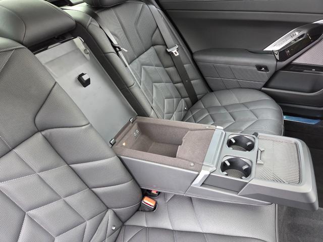 7シリーズ 740d xDrive エクセレンス 740d xDrive エクセレンス オートマチックドア マッサージシート シートベンチレーション パワーシート 置くだけ充電 サンルーフ 360度カメラ パドルシフト アップルカープレイ(64枚目)