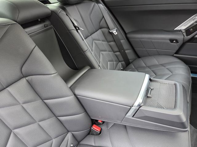 7シリーズ 740d xDrive エクセレンス 740d xDrive エクセレンス オートマチックドア マッサージシート シートベンチレーション パワーシート 置くだけ充電 サンルーフ 360度カメラ パドルシフト アップルカープレイ(75枚目)