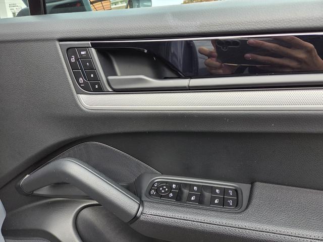 カイエン ベースグレード 21インチカイエンターボAW マトリックスLEDヘッド パノラマルーフ パッセンジャーディスプレイ BOSEサウンド スポーツクロノ スポーツテール LEDテール ソフトクローズドア GTステアリング(70枚目)