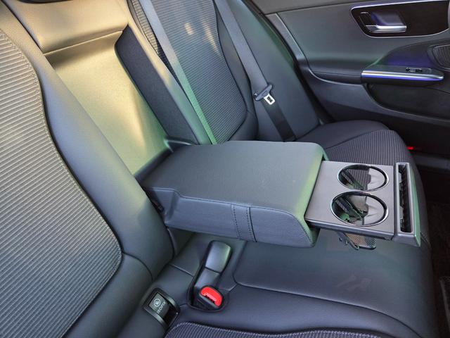 Ｃクラス Ｃ２００アバンギャルド　新品Ｃ６３ＳＥ仕様エアロ＆グリル＆２０インチＡＷ＆新品Ｈ＆Ｒダウンサス　Ｃ６３ＳＥサイドスカート　３６０°カメラ　新品タイヤ　新品４本出しマフラーカッター　黒ハーフレザーシート（45枚目）