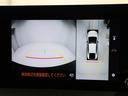 パノラミックビューモニターを装備。駐車場や交差点でクルマを真上から見るように周囲を確認できます。機能の詳細は販売店スタッフまでおたずねください。