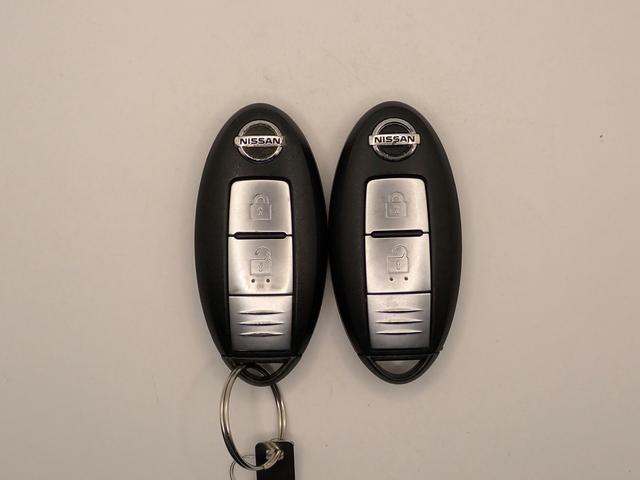 ノート ニスモ　Ｓ　ワンオーナー／禁煙車／社外ナビ／フルセグＴＶ／ブルートゥース接続／ＣＤ・ＤＶＤ／音楽録音／インテリキー／ＬＥＤオートライト／純正１７インチアルミ／ＨＫＳマフラー（純正有り）／ＥＴＣ／スペアキー有り（7枚目）