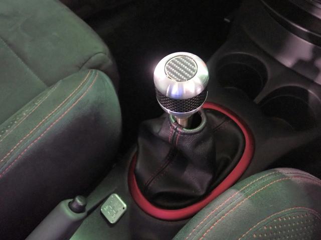 ノート ニスモ　Ｓ　ワンオーナー／禁煙車／社外ナビ／フルセグＴＶ／ブルートゥース接続／ＣＤ・ＤＶＤ／音楽録音／インテリキー／ＬＥＤオートライト／純正１７インチアルミ／ＨＫＳマフラー（純正有り）／ＥＴＣ／スペアキー有り（14枚目）