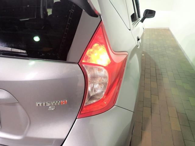 ノート ニスモ　Ｓ　ワンオーナー／禁煙車／社外ナビ／フルセグＴＶ／ブルートゥース接続／ＣＤ・ＤＶＤ／音楽録音／インテリキー／ＬＥＤオートライト／純正１７インチアルミ／ＨＫＳマフラー（純正有り）／ＥＴＣ／スペアキー有り（25枚目）