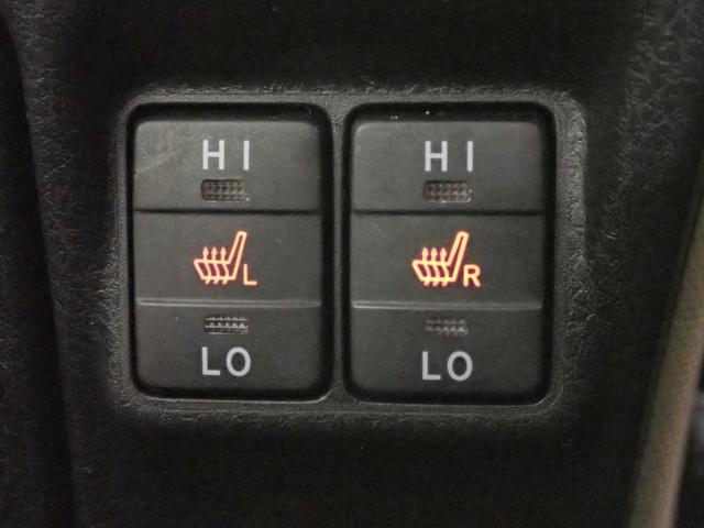 ノア ハイブリッドG 外ナビ/バックカメラ/フルセグTV/ブルートゥース/CD・DVD/音楽録音/フリップダウンモニター/ETC/インテリキー/HIDオートライト/シートヒーター/両側パワスラ/革調シートカバー/純15AW(10枚目)