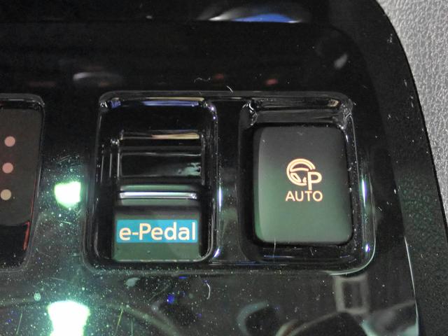 リーフ Ｇ　禁煙／純ナビ／全方位カメラ／ワンセグＴＶ／ブルートゥース／ＣＤ・ＤＶＤ／ＥＴＣ／衝突軽減ブレーキ／プロパイロット／デジタルインナーミラー／インテリキー／ＬＥＤオートライト／シートヒーター／純正１７ＡＷ（13枚目）