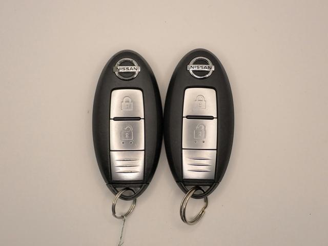 キューブ １５Ｘ　社外ナビ／バックカメラ／フルセグＴＶ／ＥＴＣ車載器／インテリキー／社外１５インチアルミ／社外ＬＥＤヘッドライト／アイドリングストップ／電動格納ミラー／スペアキー有り（8枚目）