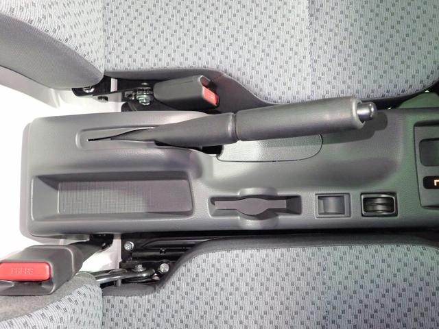 NT100クリッパートラック DX セーフティパッケージ 4WD/オートマ車/禁煙車/衝突軽減ブレーキ/オートライト/車線逸脱警報/荷台ラバーマット/純正AMFMラジオ(9枚目)