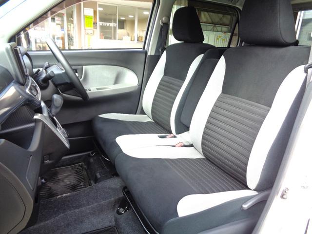 フロントシートの写真になります！フロントシートはカップルや親子にうれしいベンチタイプのシートですよ！楽しくドライブできそうですよね！足元もすっきりしていて使い勝手は良さそうです！密着度バッチリベンチ！