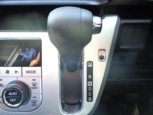 使いやすいインパネシフトの採用により足元は広々！運転席、助手席側のどちらからでも乗り降り可能！駐車スペースに限界があるお客様もこれなら安心！運転席側を壁にピタピタ限界に止めて乗り降りは助手席側から！