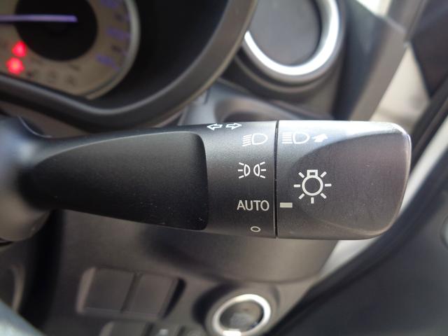 オートライトの機能が付いています！個人的には便利で好きな機能です！明るさを感知して自動でヘッドライトを点灯・消灯させてくれるんですよ！うっかりさんには便利な機能です！是非一度試してみてください！