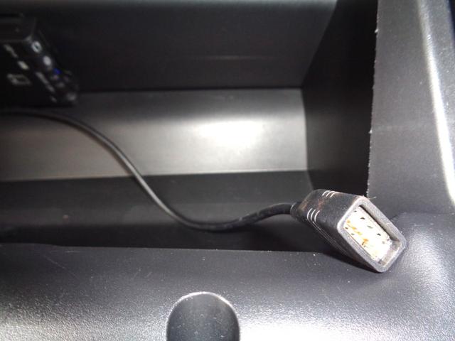 ＵＳＢ入力端子もご覧の様に完備されております！毎日乗る車だからこそ快適な空間にしたいですね？お手持ちのスマホの音楽などを車内で堪能できますよ！もうこのキャストは絶対に見逃せませんよね！現品限り！