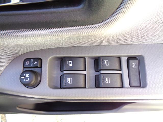 パワーウインドウスイッチとドアミラ−関係のボタンになります！サイドミラ−の左右選択ボタン、開閉ボタン、サイドミラ−のミラ−角度調整ボタンになります！しかもドアロックの施錠解錠でオート開閉機能も完備！
