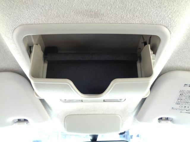 まぶしいときの必需品サングラスの収納に困るときありませんか？こちらのオーバーヘッドコンソールにきれいに収納が可能です！使いたい時にすぐに取り出せるオーバーヘッドコンソール！使い勝手がよさそうですね！