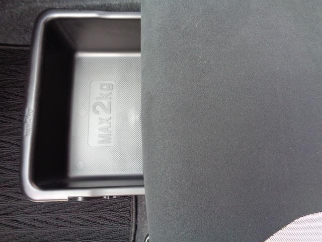 助手席の下部にはアンダーとトレイも収納されています！車検証ケース、説明書、自動車保険証券など普段使わないかさばる物はこちらへ収納してみてはいかがでしょうか？追加画像等ご入用のお客様お申しつけ下さい！