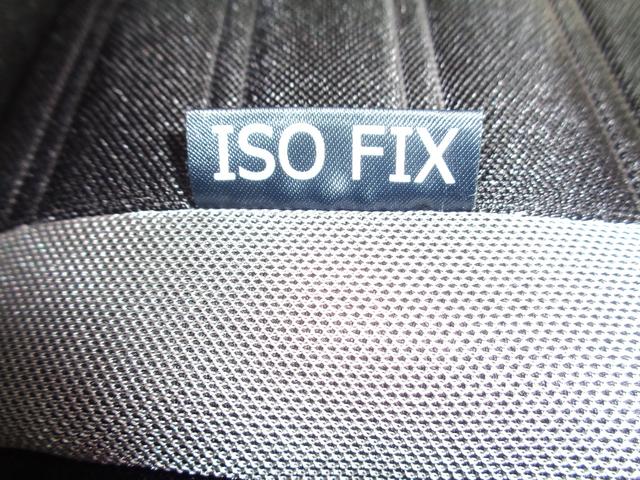 アイソフィックスと呼ばれています！呼ばれ方はいくつかありますよ！チャイルドシートをシートベルトを使用しないで取付をします！もちろんアイソフィックスに対応したチャイルドシートが必要となります！