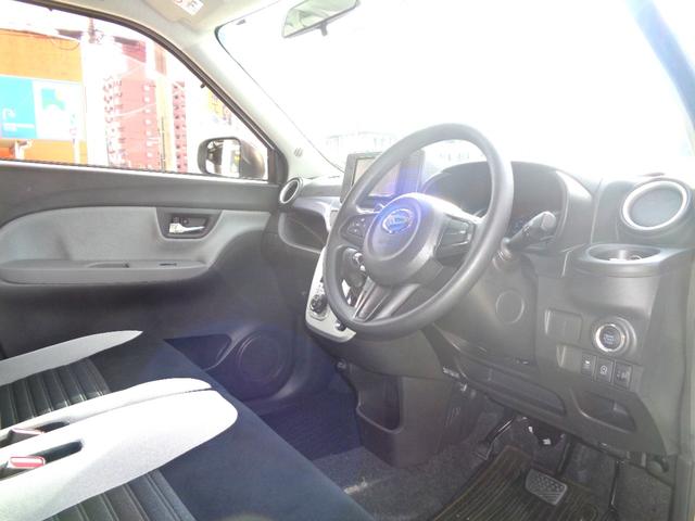 運転席周りには各種色々な物を収納できるスペースもございます！カーショップ等でも色々と便利なカー用品が販売されていますよね？想像するだけでワクワクしちゃいます！現品限りの中古車です！お早めのご検討をっ！