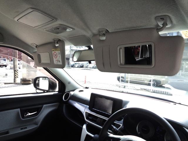 運転席のサンバイザーにはご覧の様に大きめのバニティミラーが完備されています！お化粧直しなど気軽にできそうです！信号待ちでメイクしてる方よく見かけますが安全な場所でお願い致します！まずは検討中リストへ
