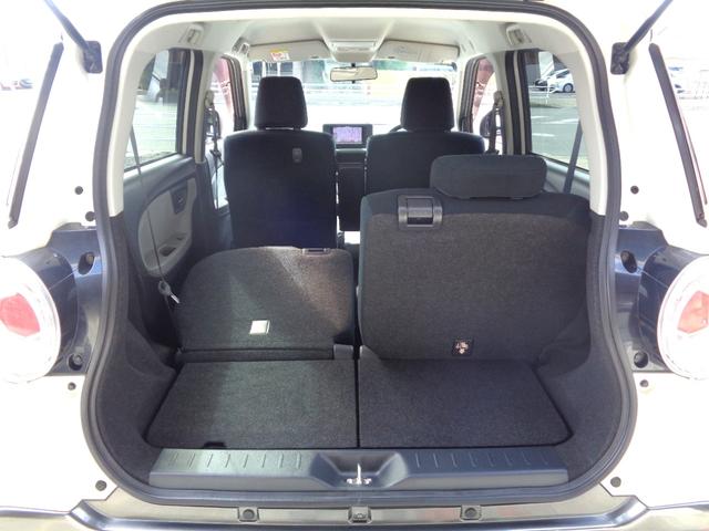 長いものなど積む際はこのようなスタイルで積み込み可能です！乗車定員に限界がある為このような形で左右分割可倒式リアシートは本当に便利ですよね！燃費だけではなく用途に応じて使えるキャストアクティバですよ！