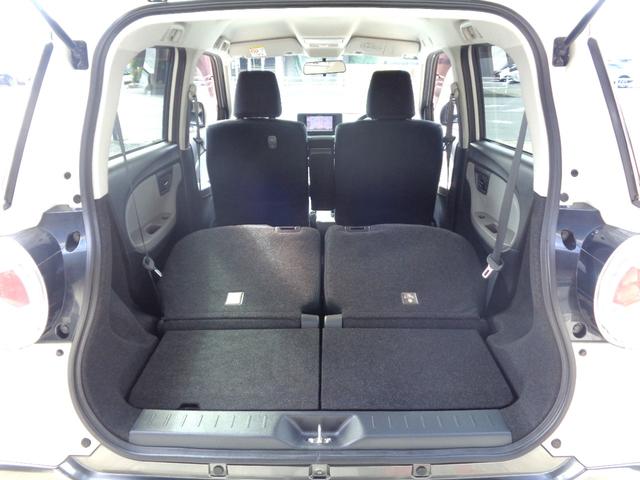 荷物をたくさん載せなければならないときは人生に数回あると思います。リアシートをこのような感じで前に倒せば荷物はかなり載せられますよ！見てのとおりですが、乗車人数は限られますので要注意！