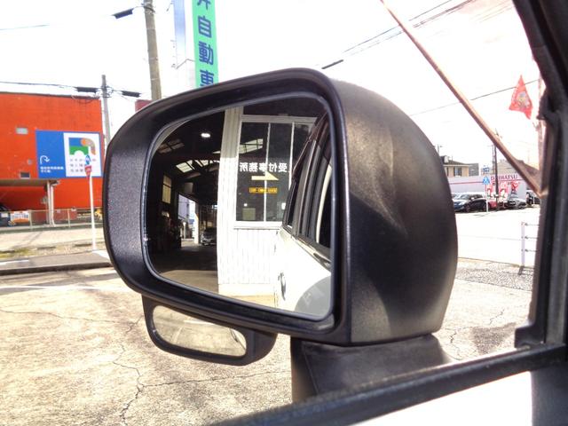 後輪や前輪付近を映し出すサイドアンダーミラーが助手席側に装備されています！小さなお子様など死角に隠れてみえないなんてこともこれなら安心できますよね？こんな素敵な装備が一杯詰まったキャストいかがですか？