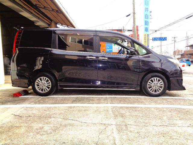 ３列シート７人乗りのエスクァイア！ファミリーカーとしても使い勝手が良いですよね！小さなお子様を子育て奮闘中のママさんにも運転しやすいサイズ感のエスクァイア！新車の納期待ち？練習用にいかがでしょうか？