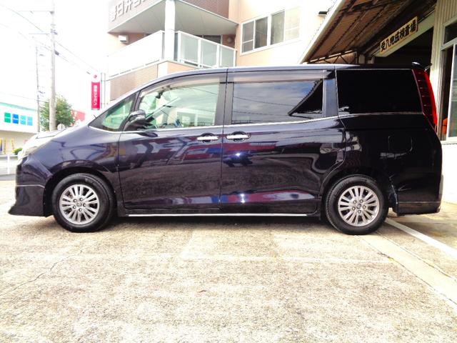 両側パワースライドドアで使い勝手の良いエスクァイア！小さなお子さまの乗り降りも楽々です！狭い場所でも乗り降りしやすいので便利ですよ！隣の車や壁を気にする事なくスペースを取らないスライドドア見逃せない！