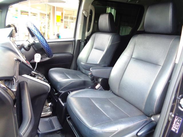 フロントシートはパーソナルスペースのはっきりしたセパレートタイプのシートになります！シートにはアームレストが付いていますよ！疲れた時には少しリラックスできそうですね！エスクァイアがこの価格！お早めに！