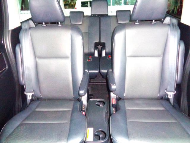 セカンドシートには折り畳みで収納可能なセンターテーブル完備！ロングドライブのもこれなら安心！必要のないときはワンタッチで折り畳み可能です！スマホを置いたり、お菓子を置いたり用途に応じて使えるテーブル！