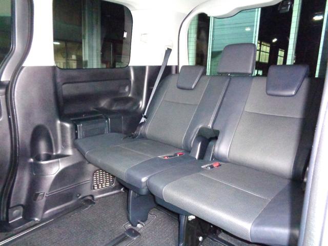 サードシートです！今回入庫のエスクァイアは３列シート７人乗りのタイプになります！サードシートは普段使用しない場合には収納しておくと荷室スペースが広く使えます！収納した際の画像も後程登場します！