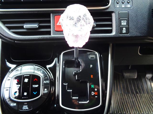 使いやすいインパネシフトの採用により足元は広々！運転席、助手席側のどちらからでも乗り降り可能！駐車スペースに限界があるお客様もこれなら安心！運転席側を壁にピタピタ限界に止めて乗り降りは助手席側から！