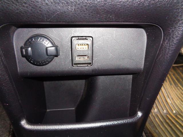 フロントシート足元にはスマートフォン、財布、ポーチなどを置けるスペースがございます！シガーソケット、ＵＳＢポートも近くににあるので充電など使いやすそうですね！デジタル化の昨今充電は必須です！お早めに！