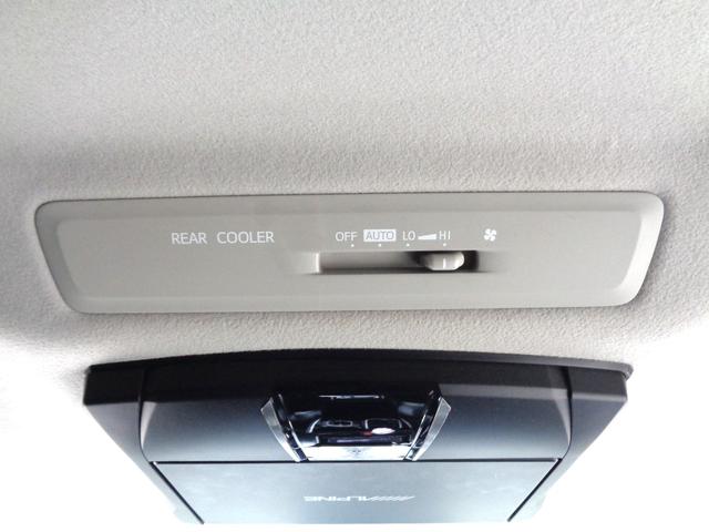 後席エアコンのスイッチとなります！１列目は寒いけど２列目、３列目は暑いなどなどお好みで温度調整が可能でございます！さあエスクァイアでどこへ行こう？これからの思い出作りに弊社スタッフ総動員でお手伝い！