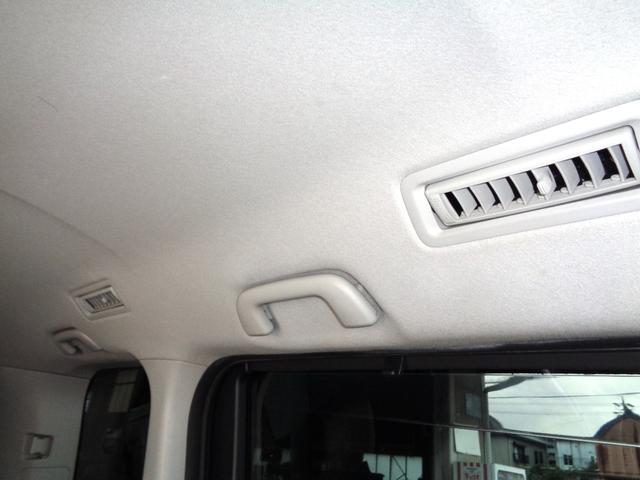 後から付ける事の出来ない装備で後悔率が多いのがリアエアコンですよね！うだるような夏の暑さ！運転席、助手席の方は良いとして２列目、３列目の方は結構暑いです！これなら後部座席のお子様も快適ですね！