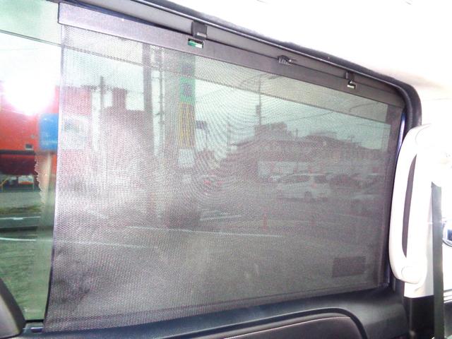 これもうれしい装備ですよね！リアドアサンシェード！必要な時に上げて、下げて格納！お子様のお昼寝や授乳中などプライバシー空間を一瞬で作ることができます！もうこちらのエスクァイアから目が離せませんよね！