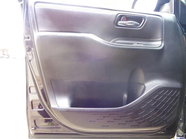 左前ドアトリムです！自社整備工場完備でこの価格が実現しました！車検整備、板金塗装、一般修理まで隣接した自社工場で全て行います！アフターケアも含めて全面的にサポート致します！是非お任せ下さい！