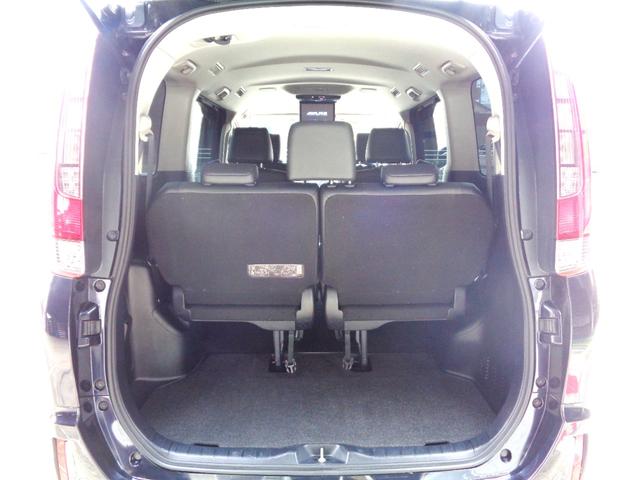 バックドアを開けますとこのような感じで荷室スペースがございます！３列フルに活用した状態の荷室スペースの奥行きはあまり広くはないですがサードシートの下の隙間などをうまく活用して荷物を載せましょう！