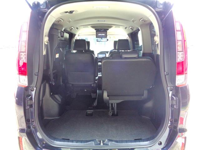 乗車人数と荷物を考えながらシートアレンジを活用してくださいね！こちらの写真のようにサードシートを片側収納すれば５人乗りにはなりますが、荷室スペースは広くなりますよ！臨機応変！創意工夫で行きましょう！