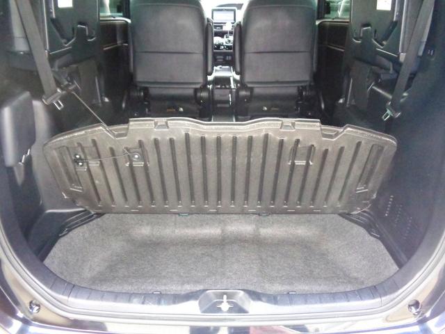 荷室に限界があるんじゃないの？ご覧の様に秘密の収納もございます！ノア・ＶＯＸＹ・エスクァイアの評判は皆様ご存じかと思いますが弊社でも非常に売れ筋で回転率の高いお車です！家族みんなの笑顔が浮かびます！