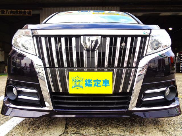 バンパー下部まで伸びる堂々とした縦基調のフロントグリル、ドアハンドルやバックドアにメッキ加飾を施すなど、きらびやかさと圧倒的な存在感！グリルバーとヘッドランプはスモーク塗装を施し「Ｔ字」の造形を強調！