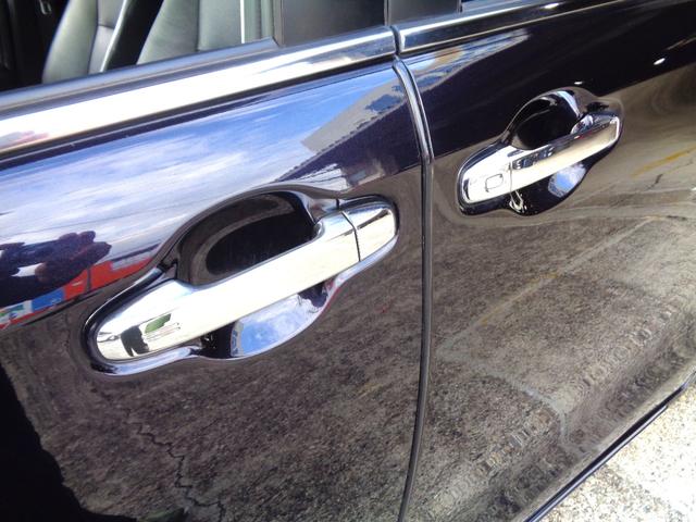 もちろんスマートキー完備エスクァイアでございます！お買い物、雨天など両手が塞がっている時など非常に便利です！携帯するだけでドアの施錠解錠、エンジンスタートまでできちゃう魔法のカギです！お早めにね！