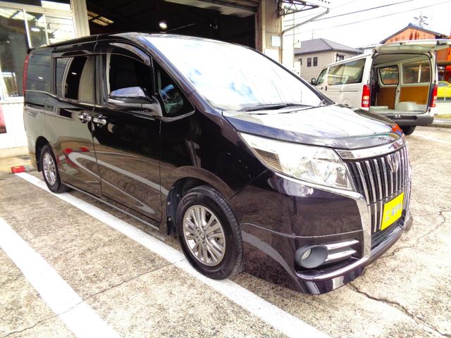 さすがは高級ミニバンエスクァイアハイブリッド！各部にメッキパーツを施し高級感満載です！ノア・ＶＯＸＹ・エスクァイアの３兄弟でもきらびやかなエクステリア！新車納期待ちの練習台足代わりにいかがでしょうか？