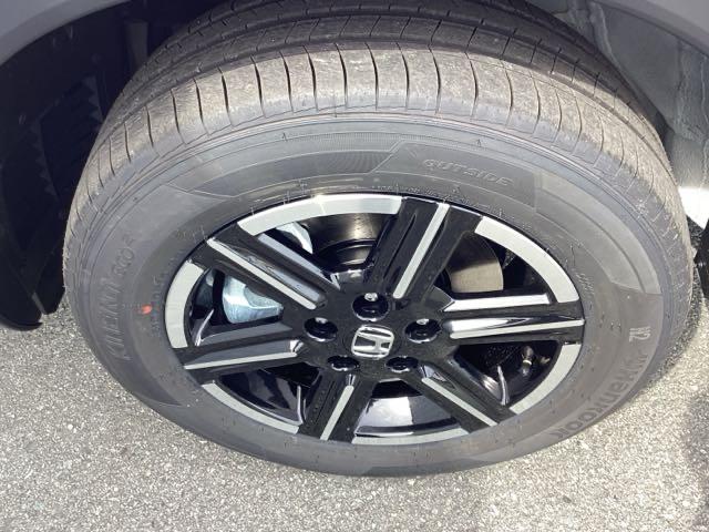 アルミホイール付！鉄ホイールと違って軽いので燃費にも影響してきます。ガソリンの高騰に少しは貢献します！あと単純に足元がきまります。